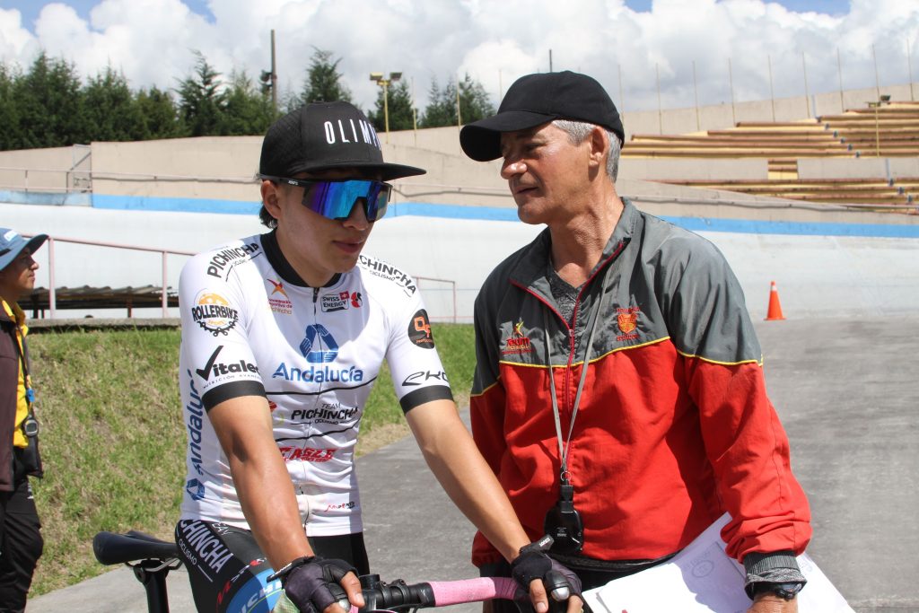 El atleta Kevin Navas junto al profesor Edwin Telenchana, quienes son parte del proyecto Imparables, uno de los auspicios de Andalucía con la Concentración Deportiva de Pichincha.
